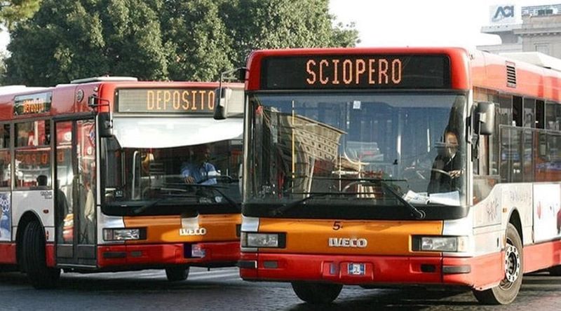 Sciopero dei trasporti a Napoli: venerdì 17 stop bus e treni