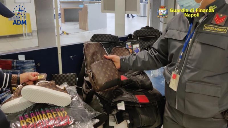 Aeroporto di Capodichino: sequestrati 400 capi di abbigliamento contraffatti di note case di moda