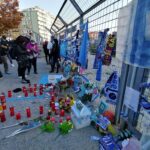 Adios Diego, i tifosi napoletani fuori al San Paolo con bandiere, fiori e dediche. [foto e video]