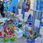 Adios Diego, i tifosi napoletani fuori al San Paolo con bandiere, fiori e dediche. [foto e video]