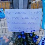 Adios Diego, i tifosi napoletani fuori al San Paolo con bandiere, fiori e dediche. [foto e video]