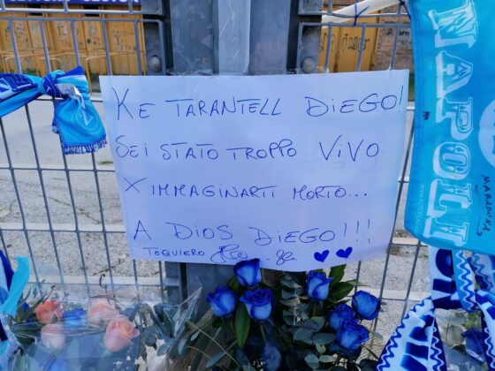 Adios Diego, i tifosi napoletani fuori al San Paolo con bandiere, fiori e dediche. [foto e video]