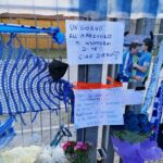 Adios Diego, i tifosi napoletani fuori al San Paolo con bandiere, fiori e dediche. [foto e video]