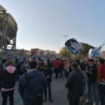 Adios Diego, i tifosi napoletani fuori al San Paolo con bandiere, fiori e dediche. [foto e video]