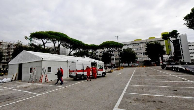 Covid 19 a Napoli: ecco la tenda della Croce Rossa al Cardarelli