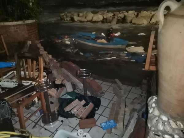 Maltempo a Napoli, il vento e il mare provocano danni ai ristoranti sul lungomare. VIDEO