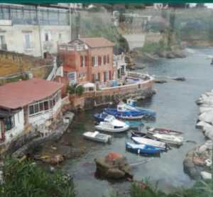 Maltempo a Napoli, il vento e il mare provocano danni ai ristoranti sul lungomare. VIDEO