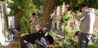 I volontari ripuliscono l’esterno del Parco dei Quartieri Spagnoli di Napoli