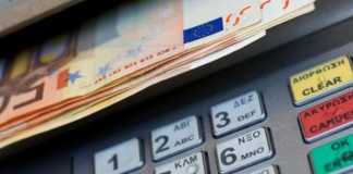 Via Foria, bancomat sputa 980 euro: consegnati alla Polizia