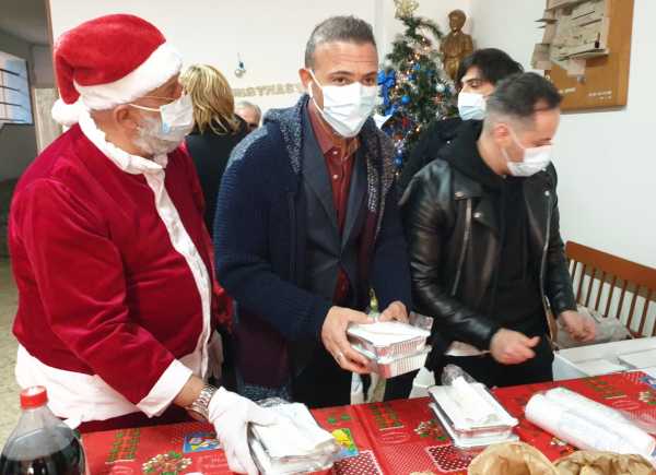 Ieri, Oggi, Domani, a Natale vicino alla casa dello scugnizzo