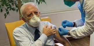 Vaccino in Campania, al via i richiami: anche per De Luca