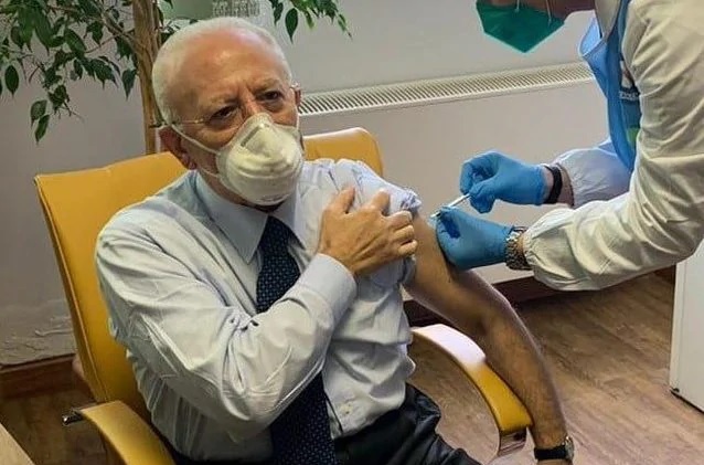 Vaccino in Campania, al via i richiami: anche per De Luca