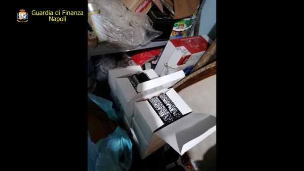 GdF Napoli, sequestrata una tonnellata di botti illegali: un arresto