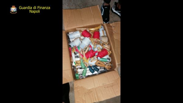 GdF Napoli, sequestrata una tonnellata di botti illegali: un arresto