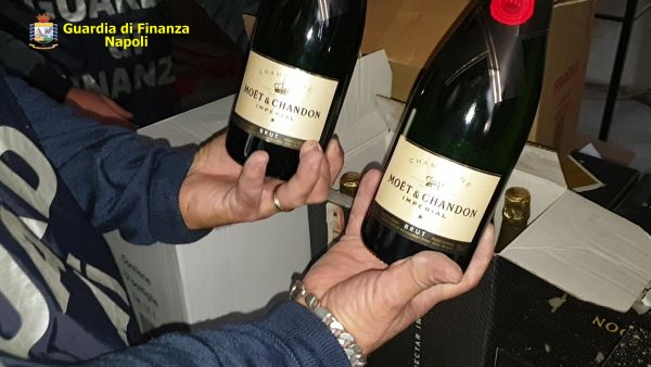 San Giuseppe Vesuviano, maxi-sequestro di champagne, olio e alcool contraffatti: 2 denunce