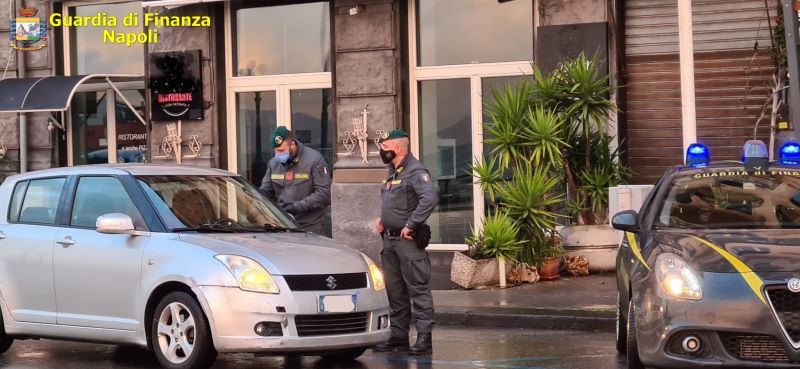 Napoli zona arancione: 842 controlli della GdF a persone ed esercizi commerciali