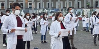 La protesta degli Specializzandi di Medicina che dovrebbero andare in corsia.