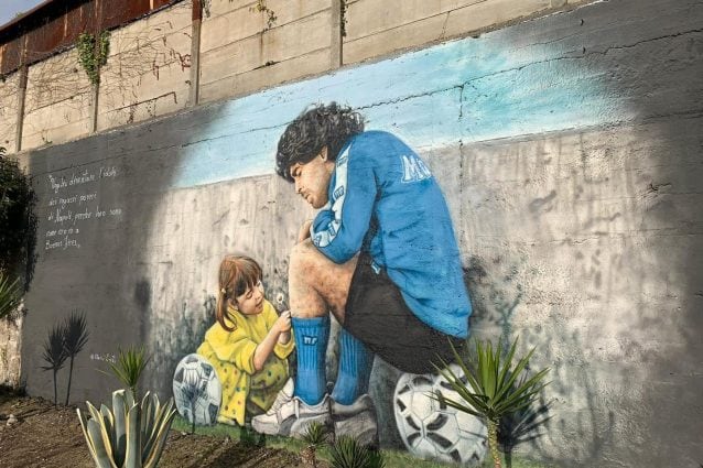 Soccavo murale di Maradona con figlia per il Centro Paradiso