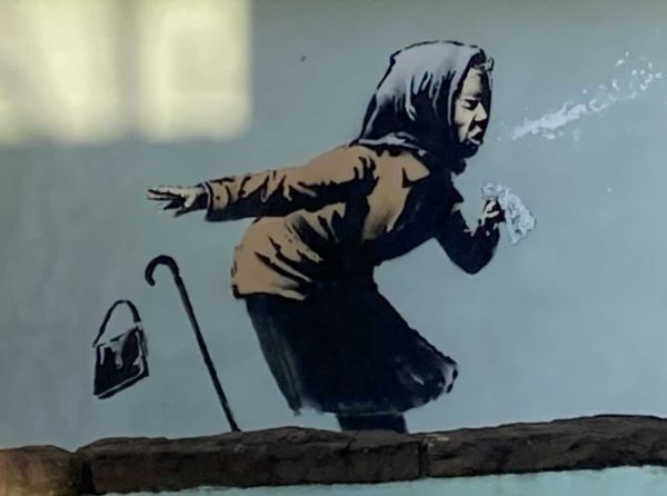Banksy, murale sulla pandemia da Covid 19: anziana fa “Aachoo” e perde la dentiera