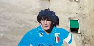 Quartieri Spagnoli, folla per omaggio a murale Maradona