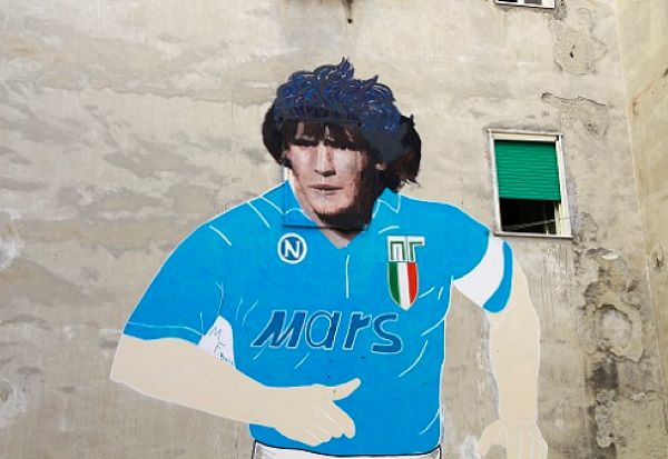 Quartieri Spagnoli, folla per omaggio a murale Maradona