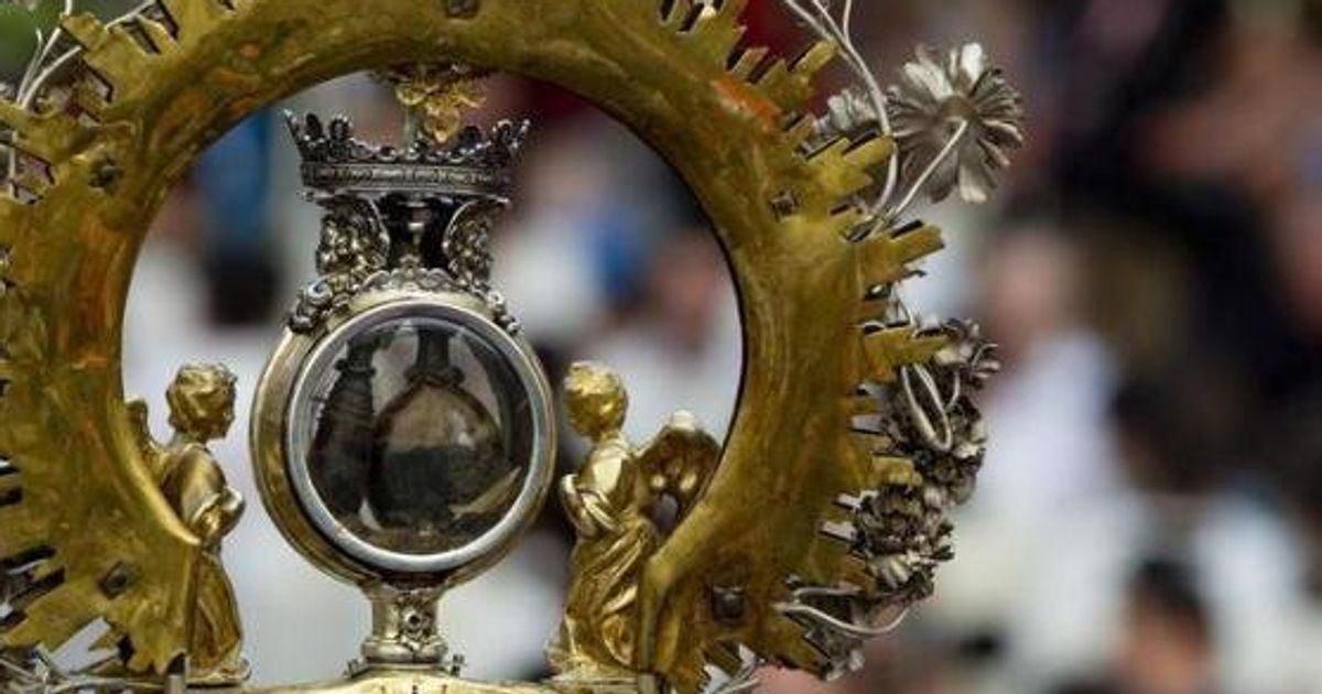 Miracolo di San Gennaro, alle 10.03 si è sciolto il sangue