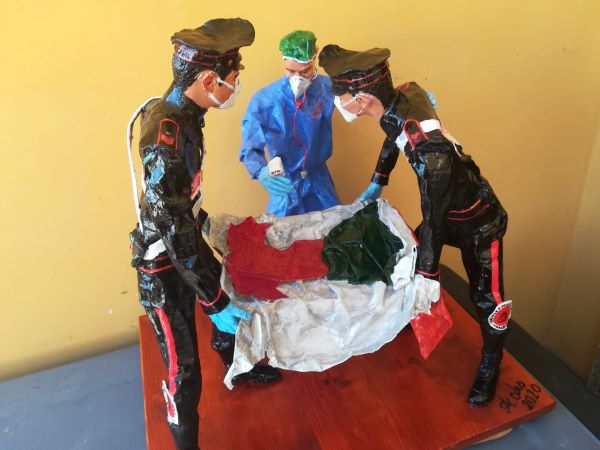Ospedali Monaldi e Cotugno: Carabinieri donano statua in carta pesta al personale sanitario