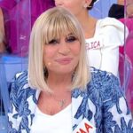 Uomini e Donne, Gemma Galgani sfila sulle note di Flashdance con la doccia finale