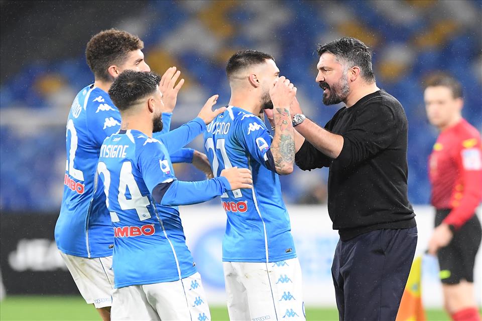 Elmas e Politano risolvono per il Calcio Napoli una noisa partita contro il Parma al Maradona: 2-0