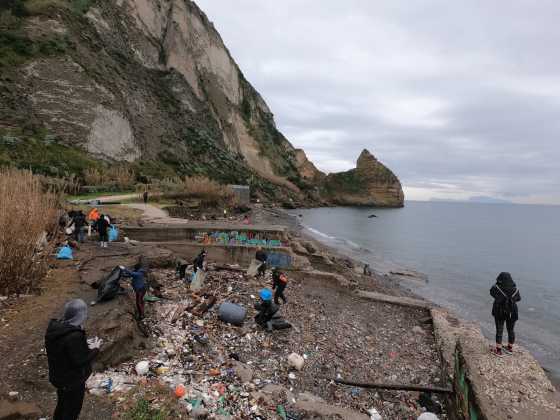 Napoli, cittadini in azione per ripulire la spiaggia di Nisida