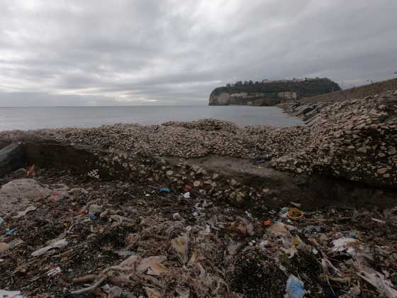 Napoli, cittadini in azione per ripulire la spiaggia di Nisida