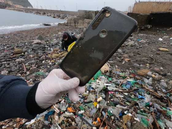 Napoli, cittadini in azione per ripulire la spiaggia di Nisida