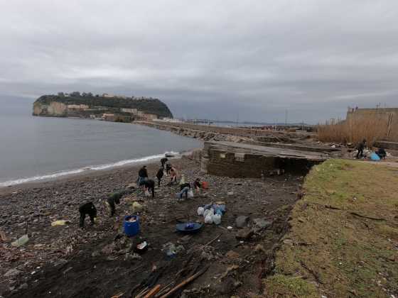 Napoli, cittadini in azione per ripulire la spiaggia di Nisida