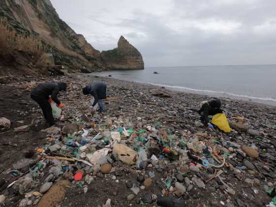 Napoli, cittadini in azione per ripulire la spiaggia di Nisida