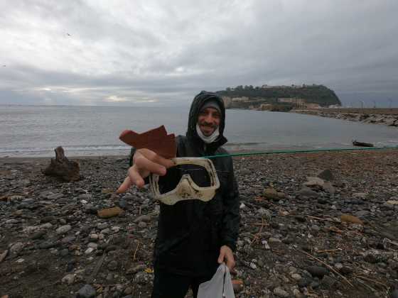 Napoli, cittadini in azione per ripulire la spiaggia di Nisida
