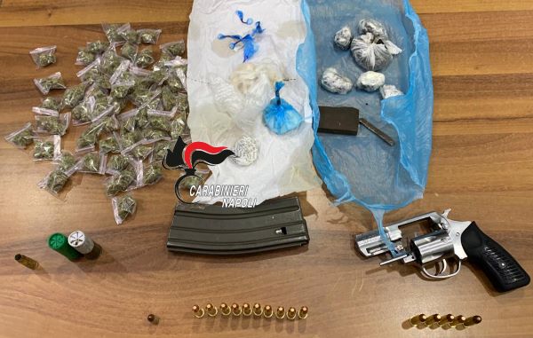 Afragola, task force dei Carabinieri: trovate droga e armi al rione Salicelle
