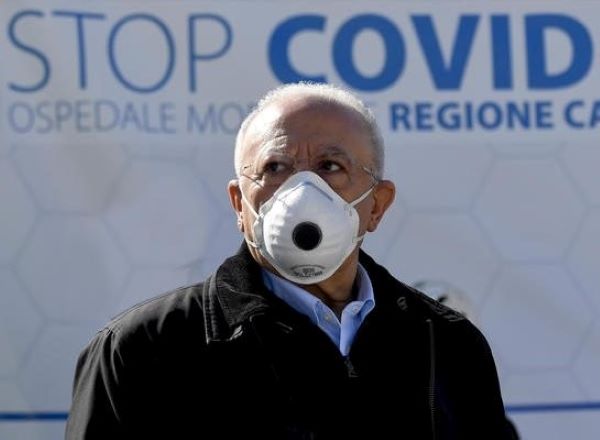 Vaccino anti covid 19, l’allarme di De Luca: “Forniture Pfizer in Campania dimezzate”
