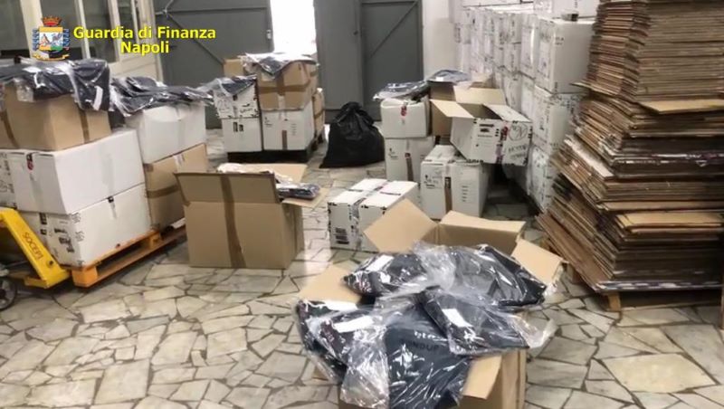 Casoria, outlet con 5000 capi d’abbigliamento contraffatti: denunciato un responsabile