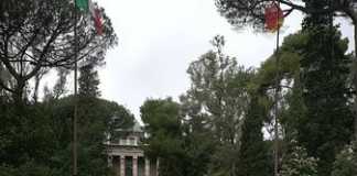 Posillipo: imbrattano un monumento storico. Sette uomini denunciati