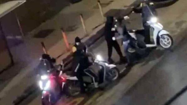 Napoli, rider picchiato e rapinato: in sei gli rubano lo scooter (VIDEO)