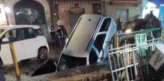 Secondigliano, voragine si apre in strada: inghiottita auto