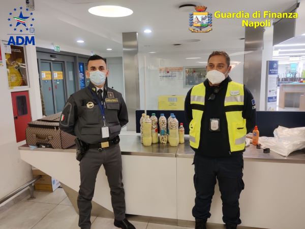 Aeroporto di Capodichino, sequestrati oltre 11 kg tra cocaina e oppio: due arresti