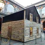 E’ ancora possibile visitare, ad ingresso libero, la casa-simbolo dei diritti umani, dove ha vissuto per molti anni Rosa Parks, nel Cortile d’Onore del Palazzo Reale di Napoli. Il progetto è dell’artista Ryan Mendoza.