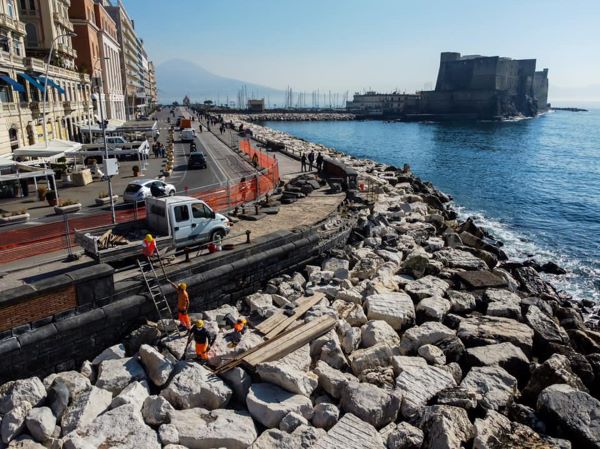 Napoli: iniziati i lavori per il ripristino del parapetto Via Partenope