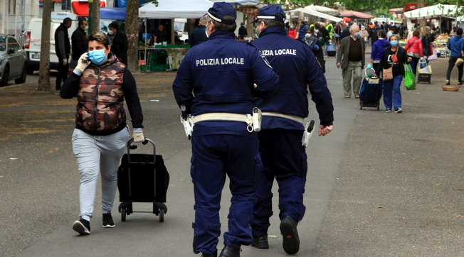 Covid in Campania, De Luca firma l'ordinanza: resta l'obbligo delle mascherine all'aperto