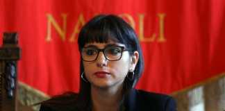 Comune di Napoli, denunciata l’assessora Eleonora de Majo: trovati 7 fumogeni in casa durante una perquisizione Eleonora De Majo si dimette dall'incarico di assessore alla Cultura del Comune di Napoli in seguito all'inchiesta sulla statua di Maradona.