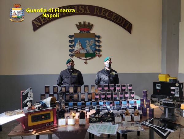 Melito, GdF scopre due fabbriche del falso: maxi-sequestro di profumi contraffatti