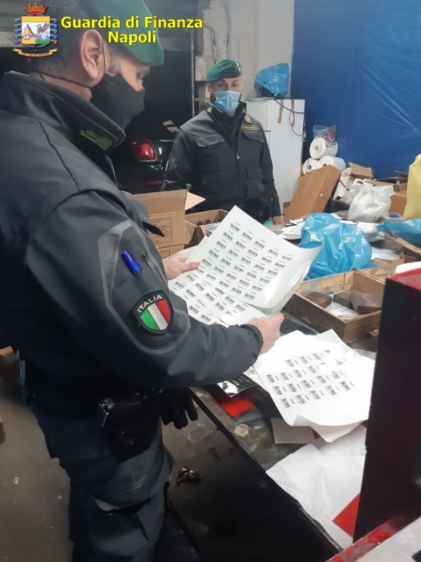 Melito, GdF scopre due fabbriche del falso: maxi-sequestro di profumi contraffatti