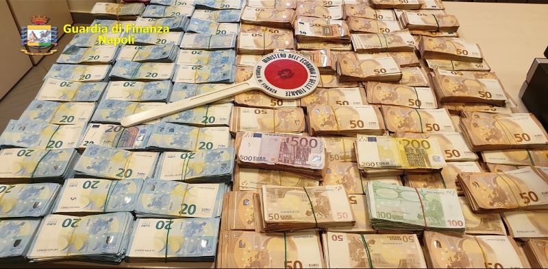 Scampia, Secondigliano e Torre Annunziata, scoperte 3 organizzazioni di narcos: 20 arresti (I NOMI)