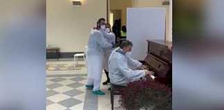 Bacoli, infermiere suona il pianoforte per rallegrare gli anziani in attesa del vaccino – VIDEO Bacoli, infermiere-pianista rallegra anziani per il vaccino